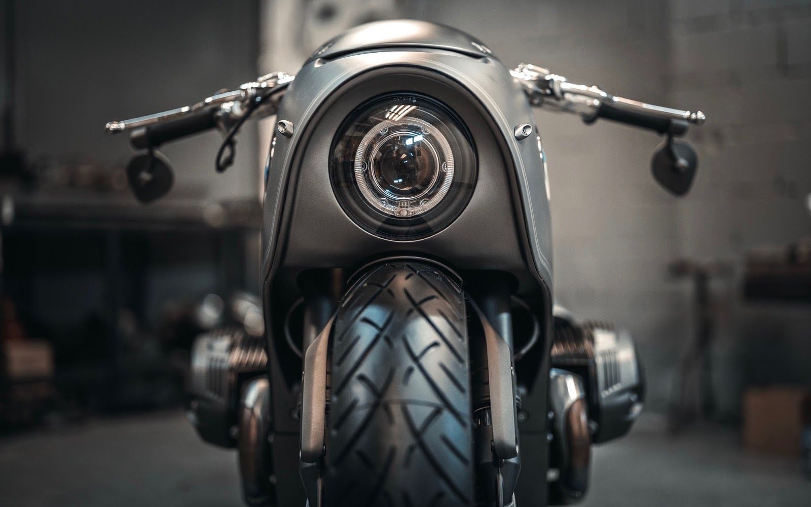 Mikhail Smolânovym of Moscow's Zillers Garage teamed up with John Red Design to turn a BMW R NineT in to a menacing metal masterpiece that's straight out of a sci-fi flick.