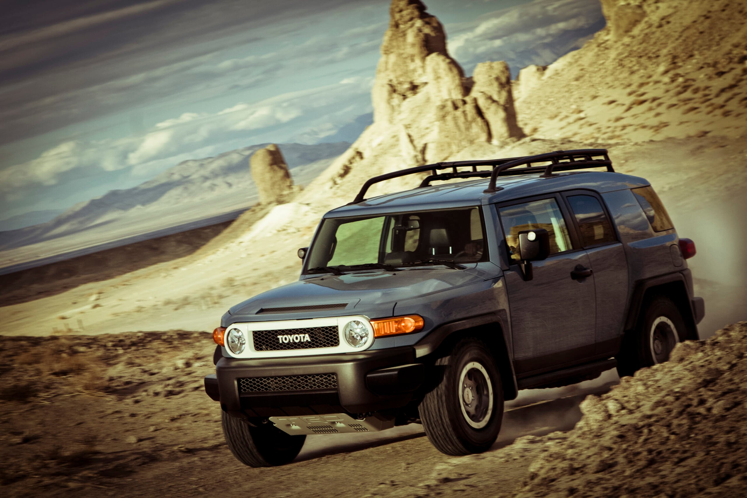 2014_Toyota_FJ_Ult_002.jpg