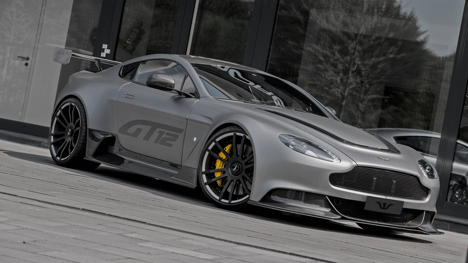 Aston-Martin-Vantage-GT12-3.jpg