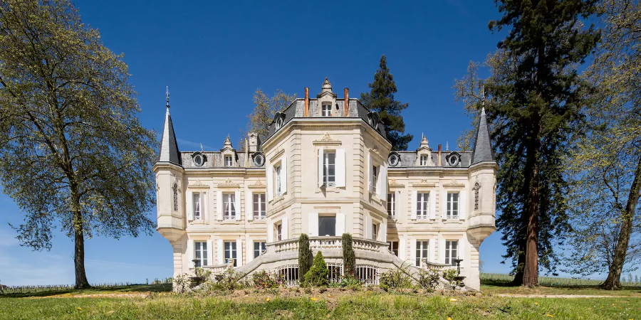 Chateau Junayme sits on 1,000 acres of Bordeaux vineyards (Photo: AirBnB)