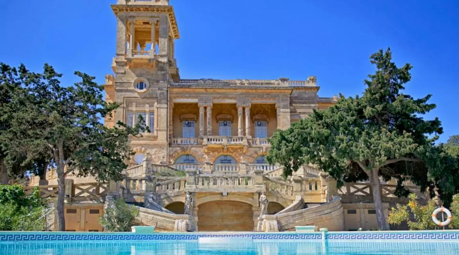 Palazzo Villa Rosa in Malta offers a regal pool (Photo: AirBnB)