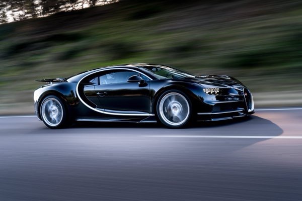 Bugatti Chiron on road 2.jpg