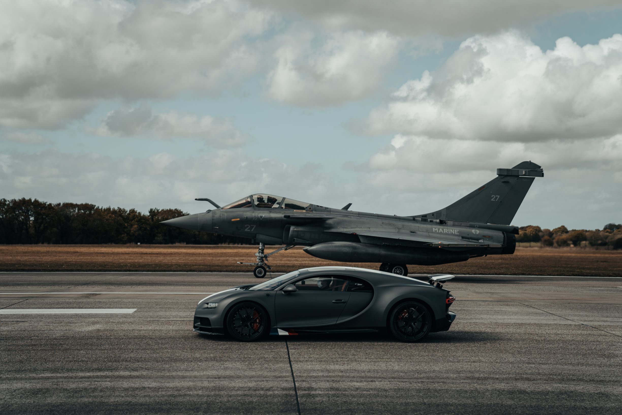 bugatti chiron sport vs french fighter jet (4)