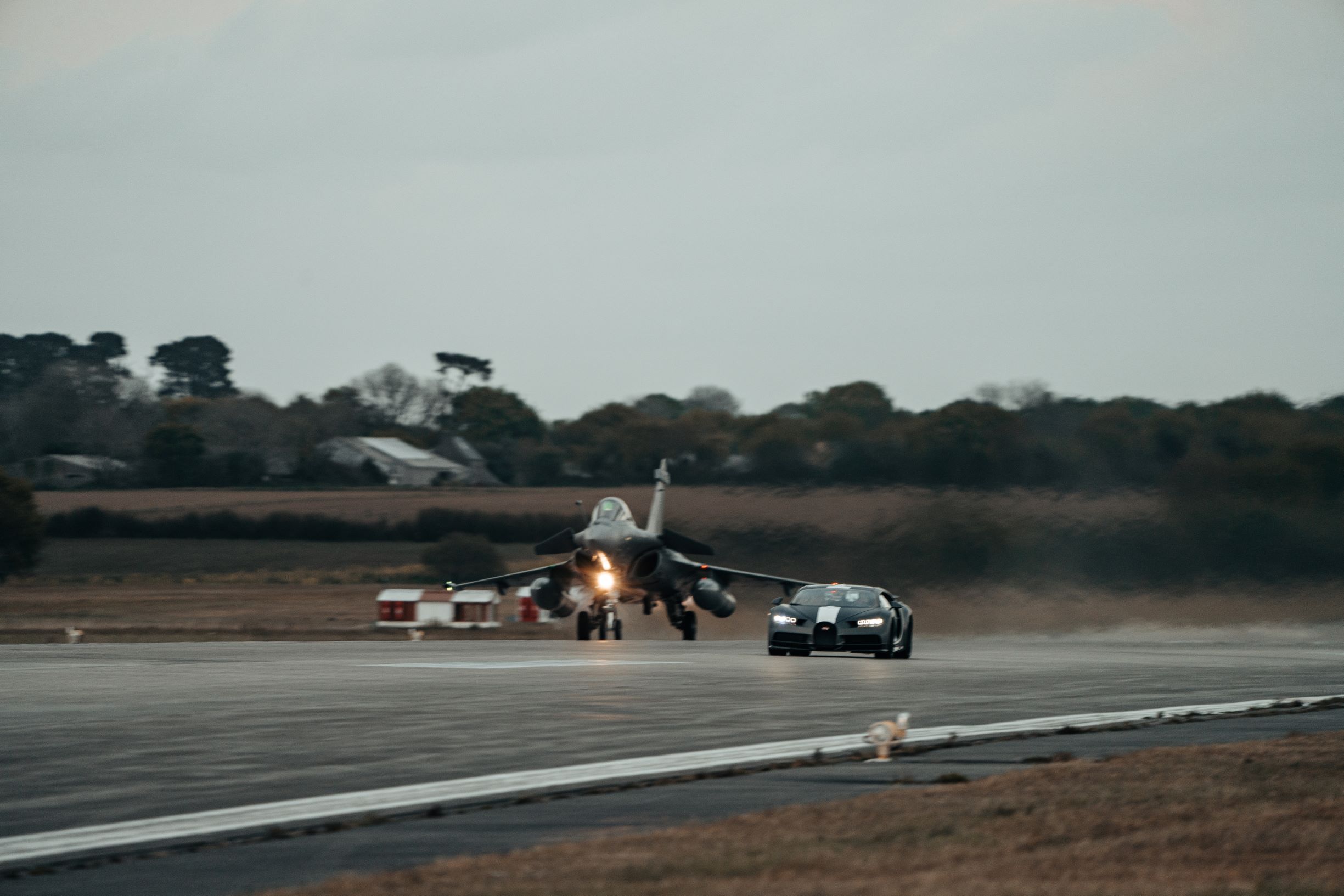 bugatti chiron sport vs french fighter jet (5)