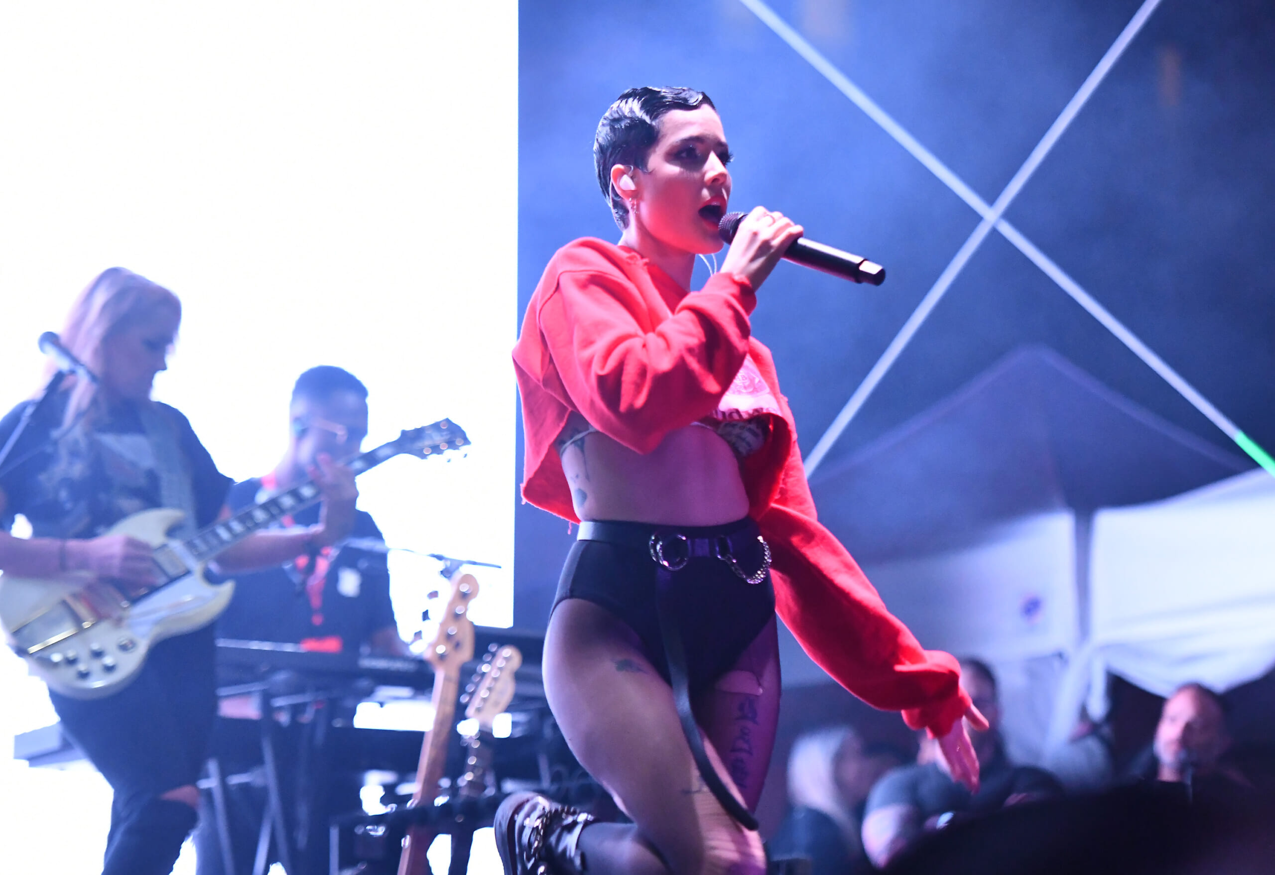 Halsey's Blue Hair Stole the Show at Her Concert - wide 2