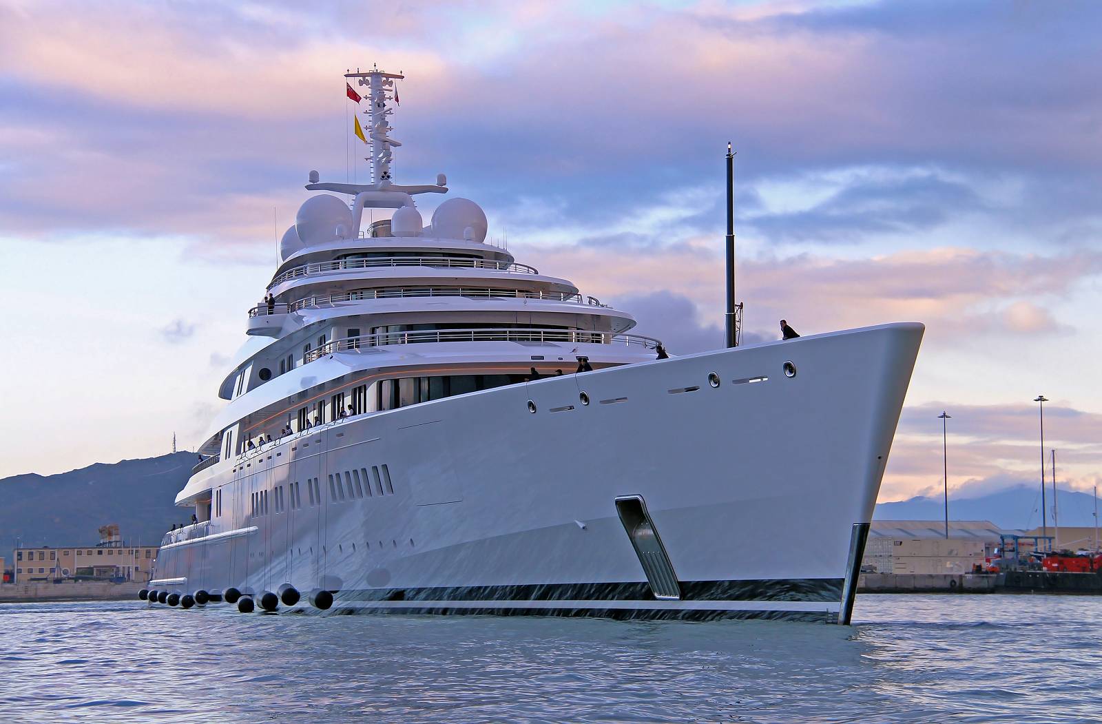 Luxury-superyacht-AZZAM-Photo-by-Giovanni-Romero-TheYachtPhoto.com_.jpg