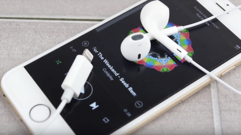 Convincing looking iPhone EarPods with a Lightning connector (Photo: MobileFun/YouTube)