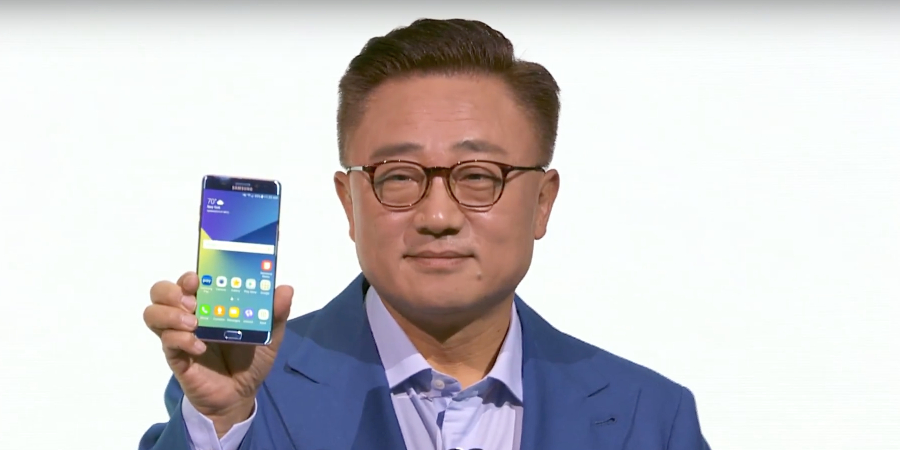 D.J. Koh displays Samsung's Galaxy Note7 smartphone (Photo: Samsung Electronics/YouTube)