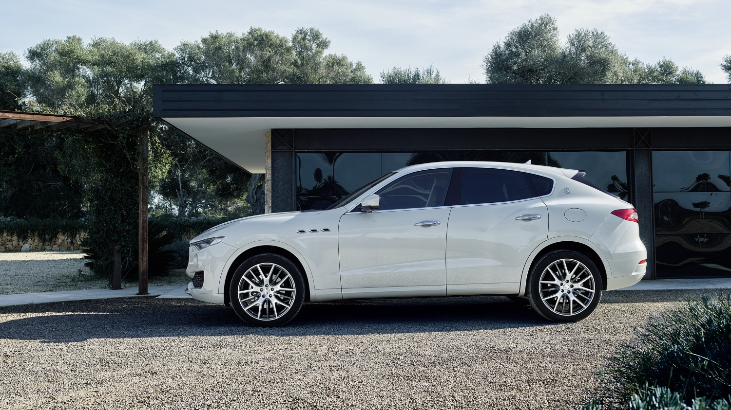 Small-719-MaseratiLevante.jpg
