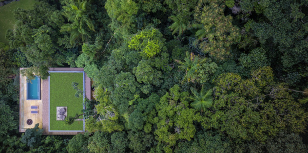 Studio MK27 Brazilian Jungle House - aerial.jpg Nestled among the trees (Photo: Studio MK27)