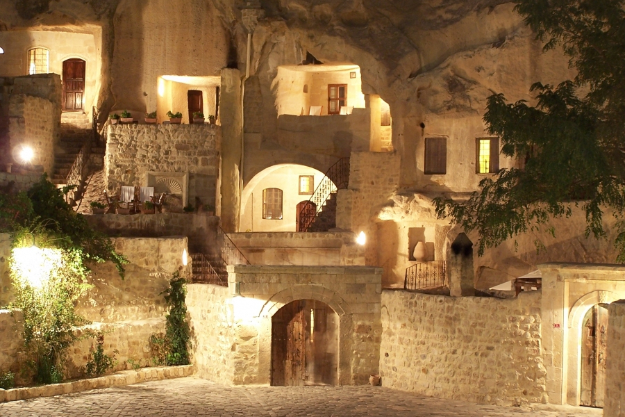 The night brings out its charm and mystique (Photo: Yunak Evleri Cappadocia)