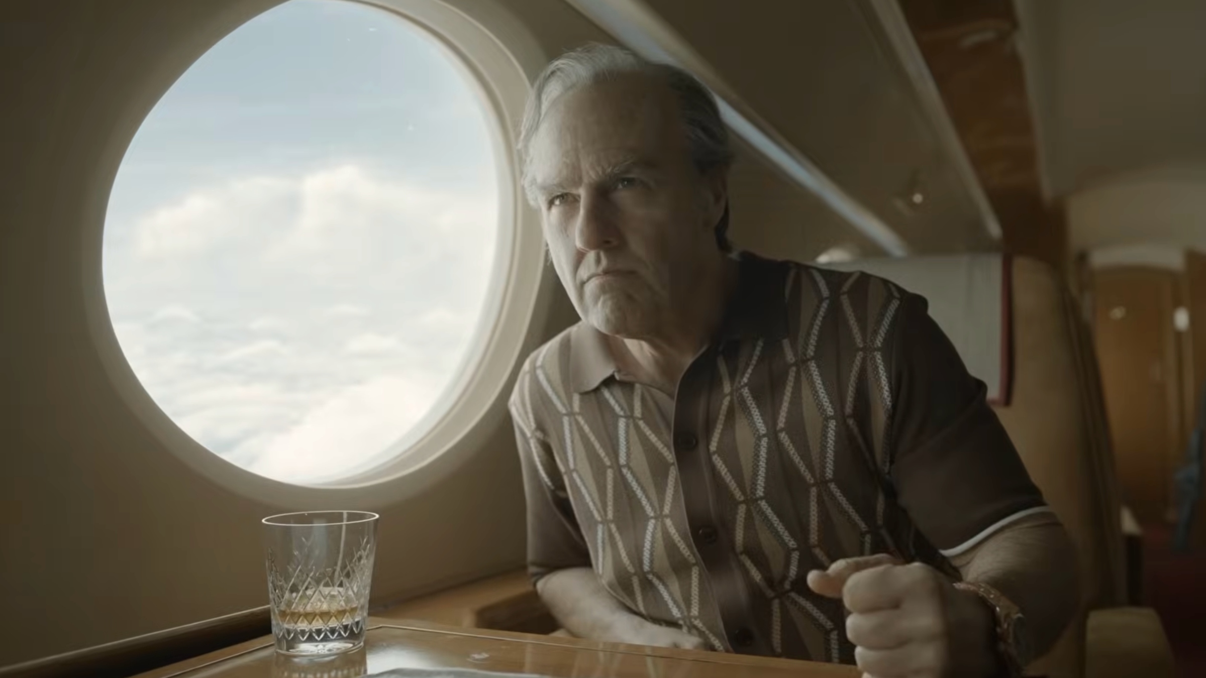 Tom Cruise jako nepoznávaný podnikatel: Divácký trailer odhaluje jeho ohromující proměnu